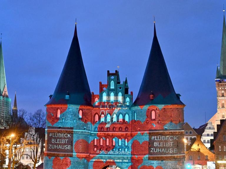 Am 02.04.2020 wurden in Lübeck Bilder rund um das Thema Coronavirus auf das Holstentor projiziert. Unter dem Motto "7 Lights of Hope" waren die Motive nur kurz am Wahrzeichen zu sehen.