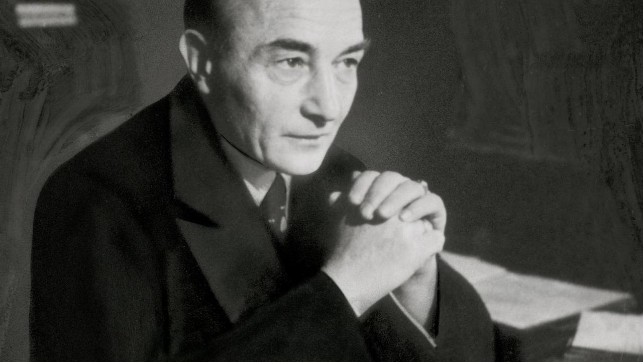 Ein schwarzweiß-Porträt von Robert Musil an einem Arbeitstisch Ein schwarzweiß-Porträt von Robert Musil an einem Arbeitstisch
