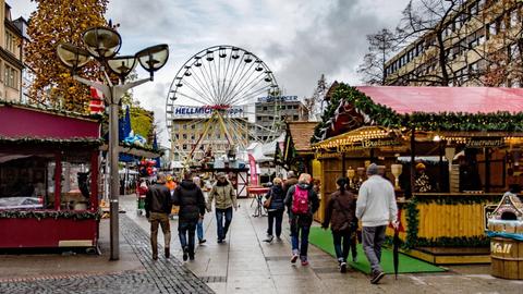 Besucher auf dem Weihnachtsmarkt in der Innenstadt von Duisburg bei herbstlichem Wetter.