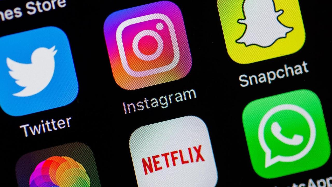 Auf einem Smartphone-Display sind die Logos von Twitter, Instagram und Snapchat zu sehen. Auf einem Smartphone-Display sind die Logos von Twitter, Instagram und Snapchat zu sehen.