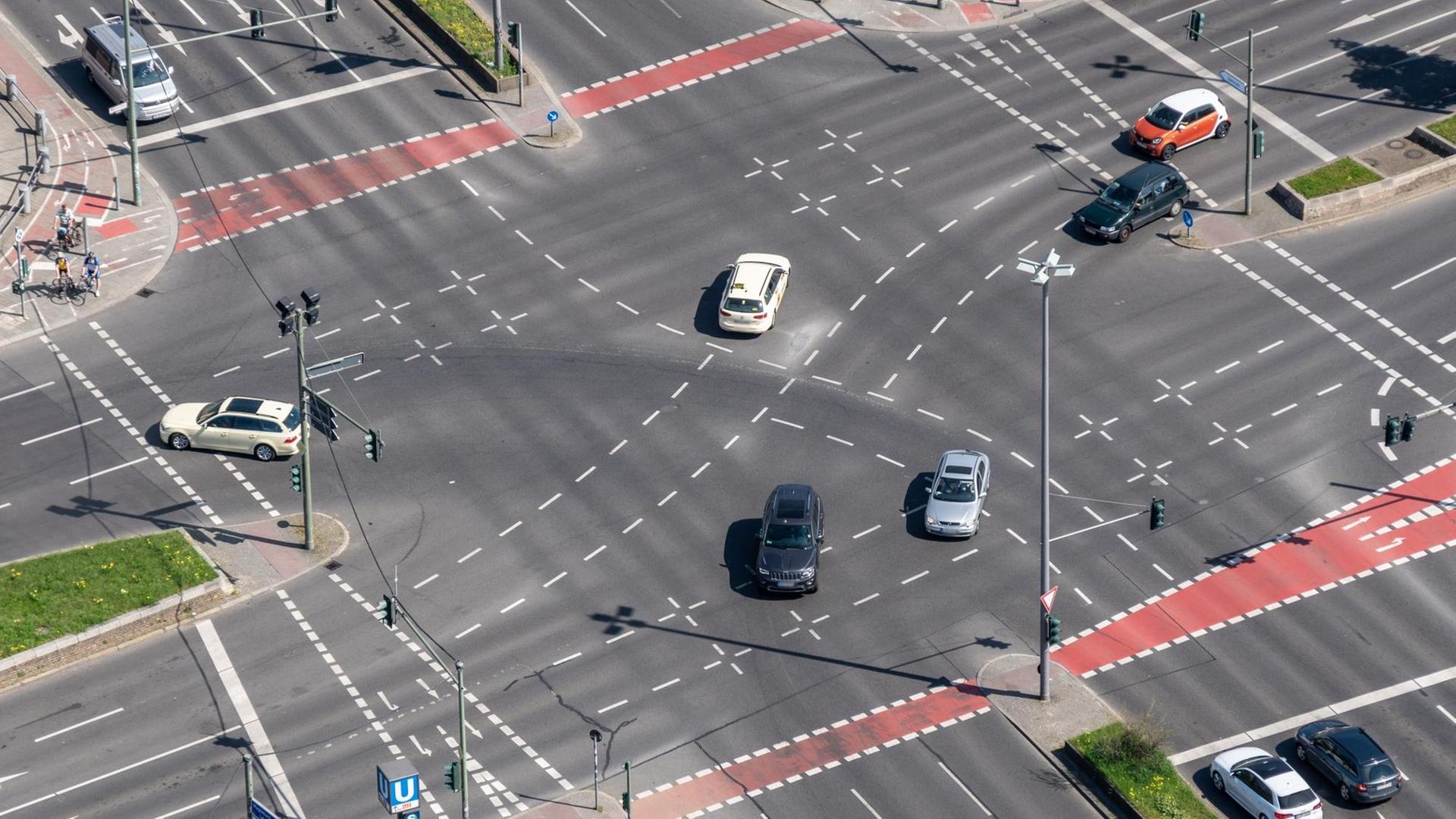 Luftaufnahme einer Kreuzung in Berlin.