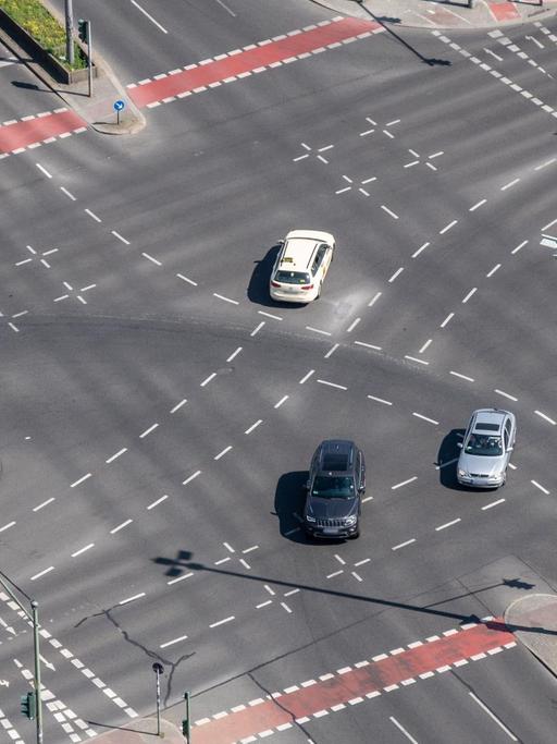 Luftaufnahme einer Kreuzung in Berlin.