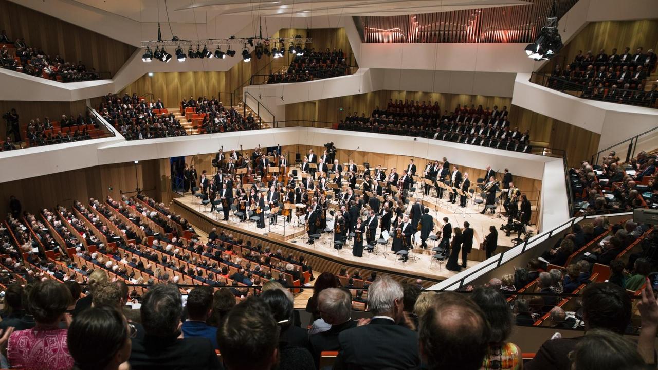 Zuschauer sitzen am 28.04.2017 vor dem Eröffnungskonzert im neuen Kulturpalast in Dresden (Sachsen). Zuschauer sitzen am 28.04.2017 vor dem Eröffnungskonzert im neuen Kulturpalast in Dresden (Sachsen).