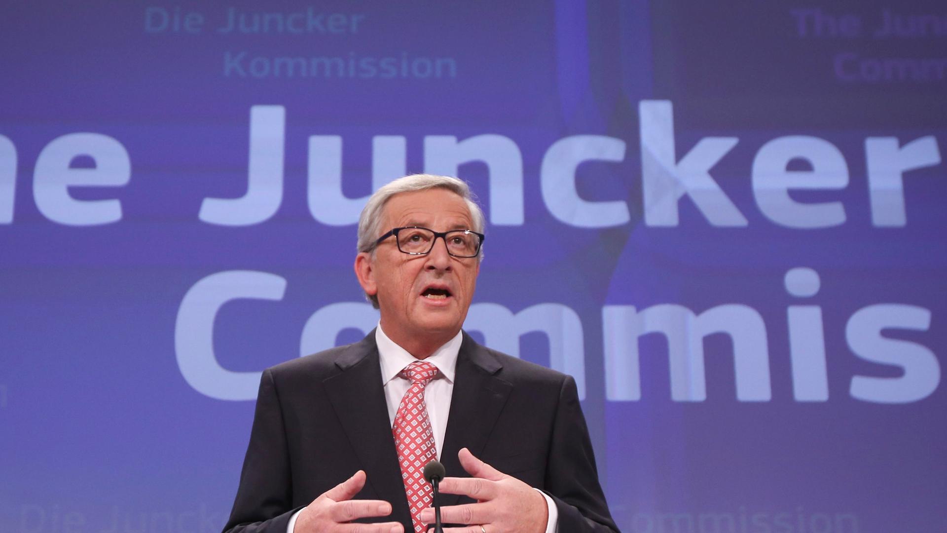 Jean-Claude Juncker am Rednerpult bei der Vorstellung der neuen EU-Kommission unter seiner Leitung. Jean-Claude Juncker am Rednerpult bei der Vorstellung der neuen EU-Kommission unter seiner Leitung.