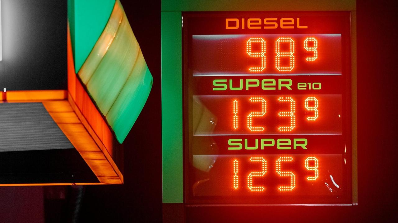 Eine Benzinpreis-App in Hamburg zeigt an, dass mehrere Tankstellen den Liter Dieselkraftstoff für einen Preis von unter einem Euro anbieten. Eine Benzinpreis-App in Hamburg zeigt an, dass mehrere Tankstellen den Liter Dieselkraftstoff für einen Preis von unter einem Euro anbieten.