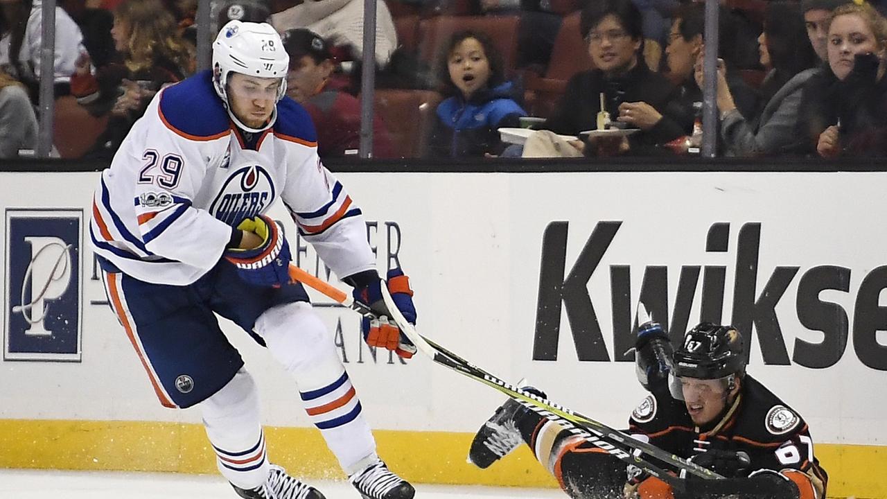 Leon Draisaitl (l) von den Edmonton Oilers in Aktion gegen den am Boden liegenden Rickard Rakell von den Anaheim Ducks beim NHL Eishockey Spiel Anaheim Ducks - Edmonton Oilers am 25.01.2017 in Anaheim (USA). Leon Draisaitl (l) von den Edmonton Oilers in Aktion gegen den am Boden liegenden Rickard Rakell von den Anaheim Ducks beim NHL Eishockey Spiel Anaheim Ducks - Edmonton Oilers am 25.01.2017 in Anaheim (USA).
