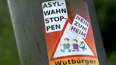 Ein Aufkleber "Asyl-Wahn Stoppen - Nein zum Heim - Wutbürger" klebt am 23.06.2015 an einem Laternenmast in unmittelbarer Nähe des Leonardo-Hotel in Freital (Sachsen).