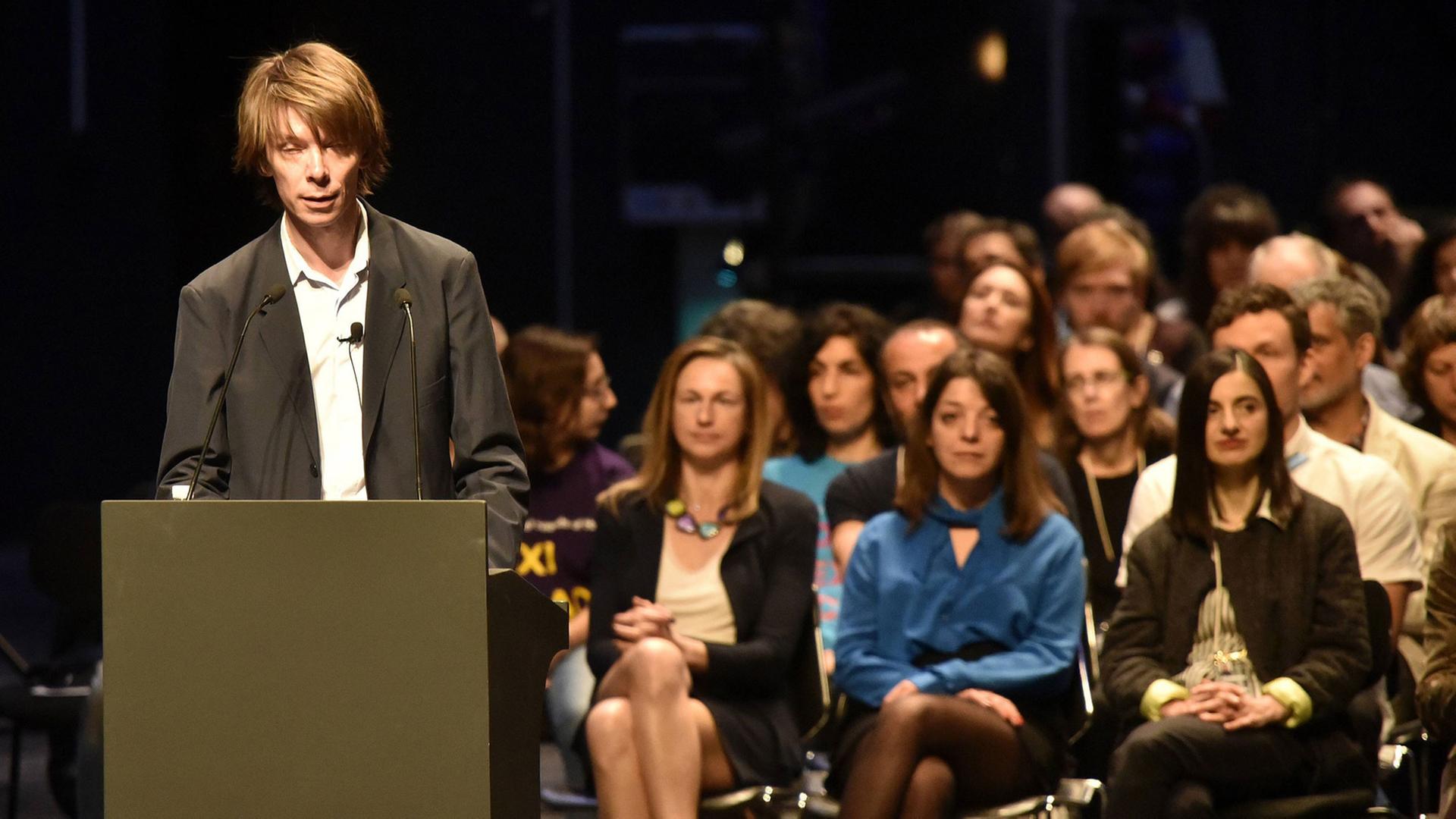 Der künstlerische Leiter der documenta 14 Adam Szymczyk spricht bei der Pressekonferenz am 6.4.2017 im Theater Megaron in der griechischen Hauptstadt Athen. Der künstlerische Leiter der documenta 14 Adam Szymczyk spricht bei der Pressekonferenz am 6.4.2017 im Theater Megaron in der griechischen Hauptstadt Athen.