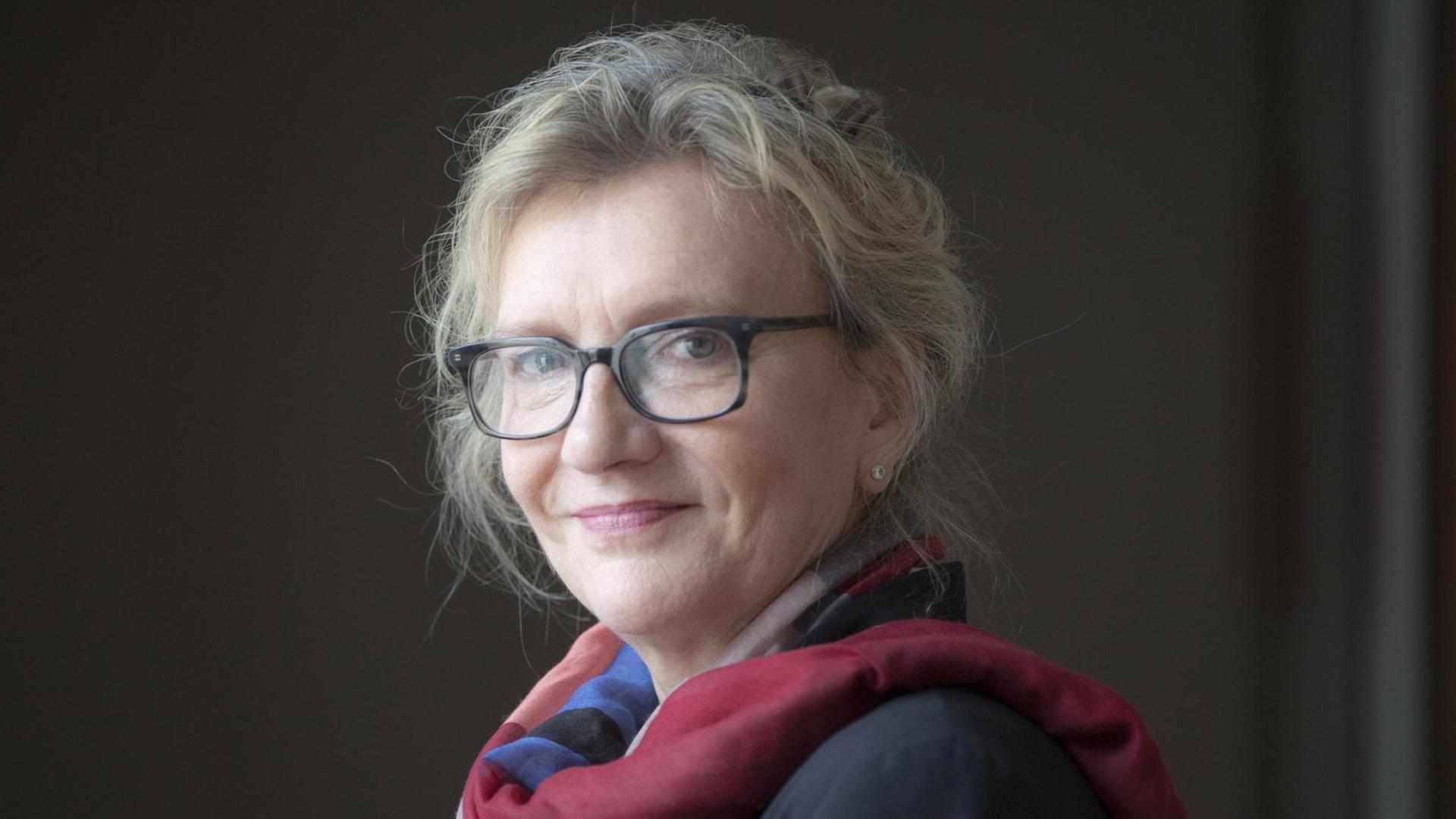 Die Schrifstellerin Elizabeth Strout in einer Porträtaufnahme Die Schrifstellerin Elizabeth Strout in einer Porträtaufnahme