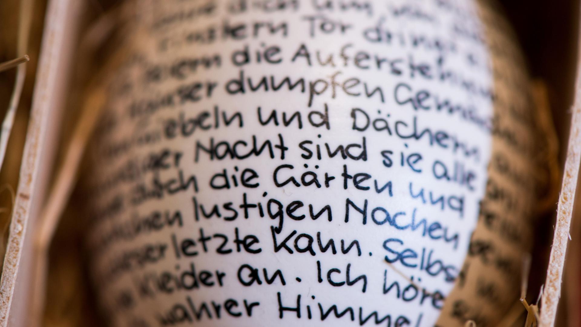 Ein Hühnerei verziert mit dem Gedicht "Osterspaziergang" von Johann Wolfgang von Goethe, gesehen auf dem Ostereiermarkt in Gotha im März 2015 Ein Hühnerei verziert mit dem Gedicht "Osterspaziergang" von Johann Wolfgang von Goethe, gesehen auf dem Ostereiermarkt in Gotha im März 2015