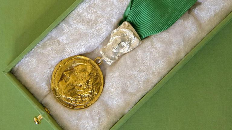 Eine Goethe-Medaille liegt auf einem Tisch Eine Goethe-Medaille liegt auf einem Tisch