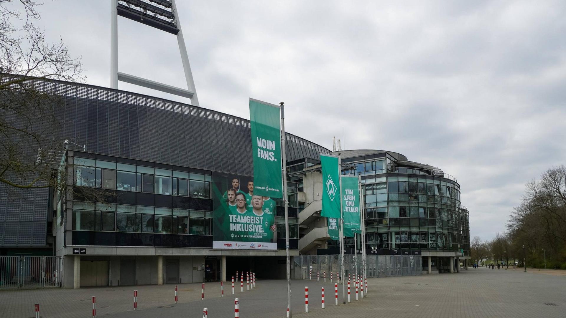 Stadion von Werder Bremen: In der Fußball-Bundesliga ist wegen der Corona-Pandemie der Spielbetrieb ausgesetzt. Stadion von Werder Bremen: In der Fußball-Bundesliga ist wegen der Corona-Pandemie der Spielbetrieb ausgesetzt.