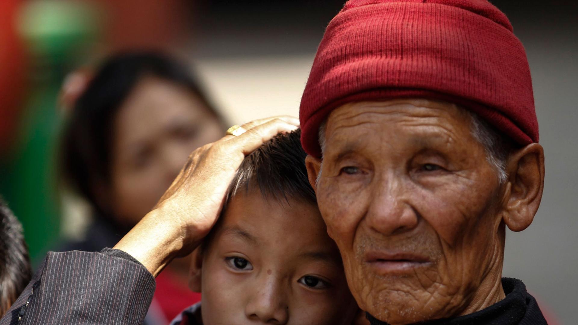 Angehörige der verunglückten Sherpas trauern. Angehörige der verunglückten Sherpas trauern.