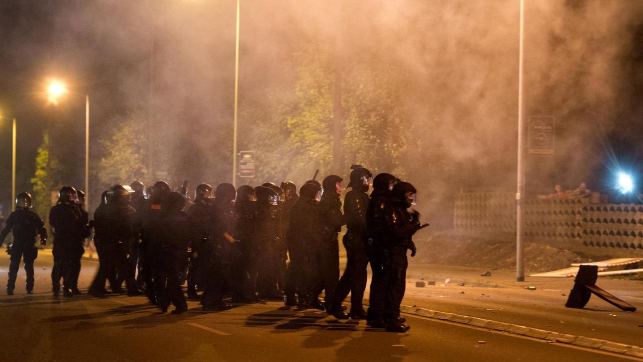 Die Polizei sichert einen ehemaligen Praktiker Baumarkt in Heidenau vor rechten Krawallen Die Polizei sichert einen ehemaligen Praktiker Baumarkt in Heidenau vor rechten Krawallen