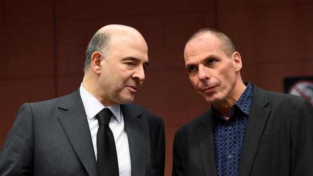 Der EU-Wirtschaftskommissar Pierre Moscovici spricht mit dem griechischen Finanzminister Yanis Varoufakis beim Treffen der Euro-Finanzminister in Brüssel.