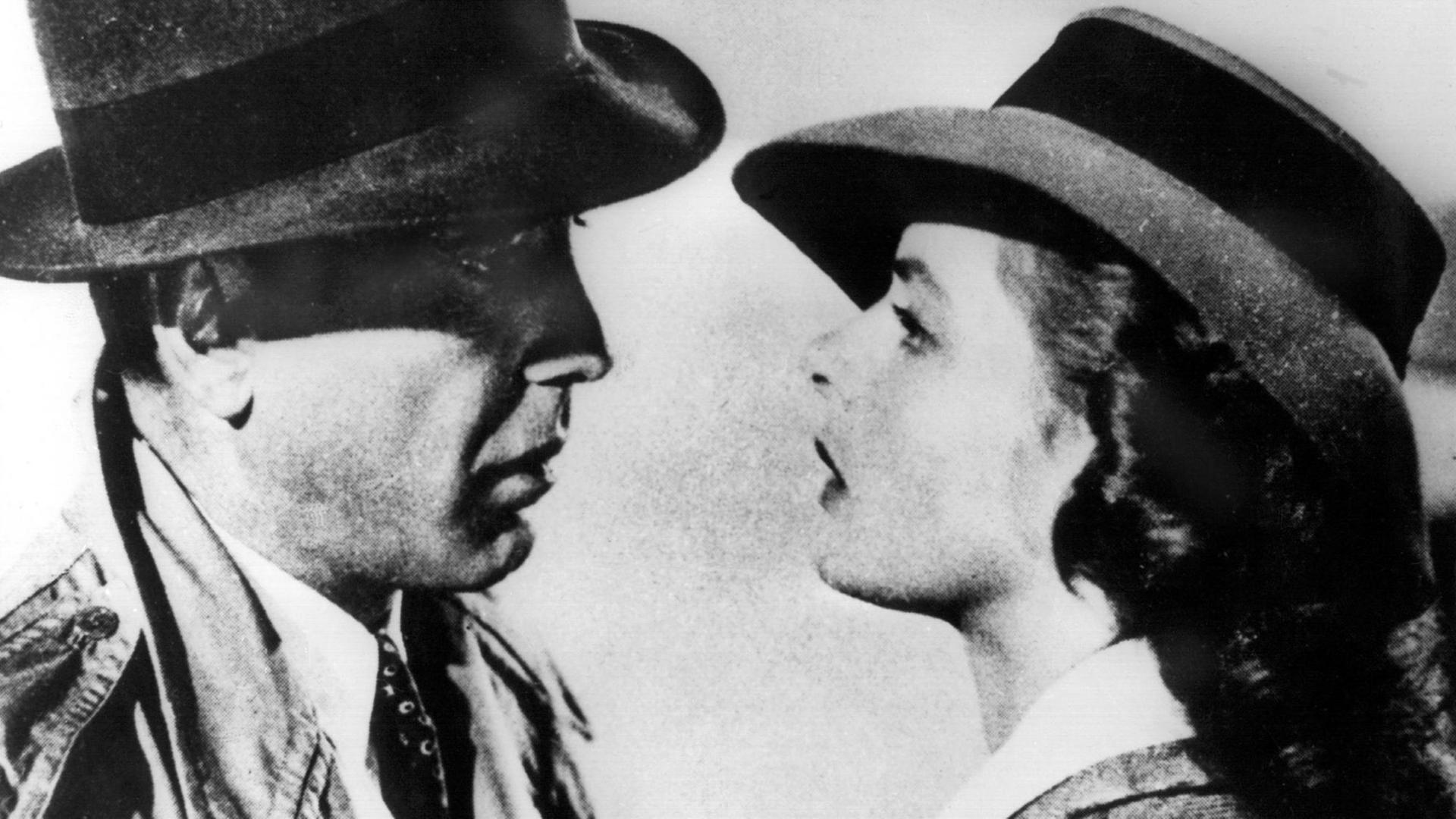 Humphrey Bogart als Richard 'Rick' Blaine und Ingrid Bergman als Ilsa Lund Laszlo blicken sich in dem Filmklassiker "Casablanca" tief in die Augen. Zu einer Gala-Vorführung des Kino-Klassikers «Casablanca» anlässlich dessen Erstaufführung vor 60 Jahren haben sich am 11.8.2003 in New York Angehörige der beiden Hauptdarsteller Humphrey Bogarts und Ingrid Bergman getroffen. Mit dabei waren Bogarts Witwe, Hollywood-Schauspielerin Lauren Bacall, mit dem gemeinsamen Sohn Stephen Bogart, Ingrid Bergmanns Tochter, Schauspielerin Isabella Rossellini sowie zwei weitere Töchter. Der Siegeszug des Filmklassikers hatte im Januar 1943 begonnen. In diesem Jahr gewann der Streifen von Regisseur Michael Curtiz drei Oscars. Humphrey Bogart als Richard 'Rick' Blaine und Ingrid Bergman als Ilsa Lund Laszlo blicken sich in dem Filmklassiker "Casablanca" tief in die Augen. Zu einer Gala-Vorführung des Kino-Klassikers «Casablanca» anlässlich dessen Erstaufführung vor 60 Jahren haben sich am 11.8.2003 in New York Angehörige der beiden Hauptdarsteller Humphrey Bogarts und Ingrid Bergman getroffen. Mit dabei waren Bogarts Witwe, Hollywood-Schauspielerin Lauren Bacall, mit dem gemeinsamen Sohn Stephen Bogart, Ingrid Bergmanns Tochter, Schauspielerin Isabella Rossellini sowie zwei weitere Töchter. Der Siegeszug des Filmklassikers hatte im Januar 1943 begonnen. In diesem Jahr gewann der Streifen von Regisseur Michael Curtiz drei Oscars.