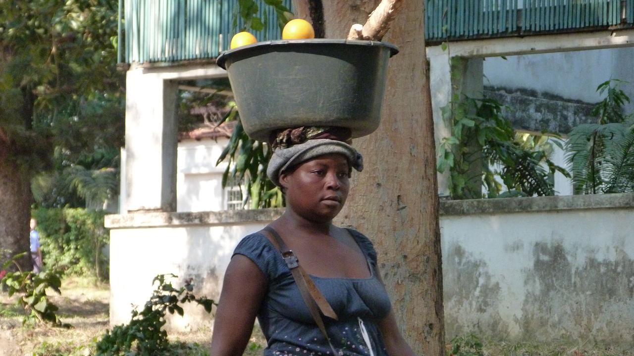 Eine Straßenhändlerin in Maputo