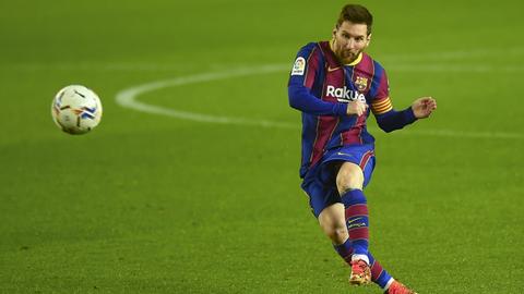 Lionel Messi spielt einen Pass.