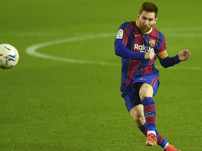 Lionel Messi spielt einen Pass.