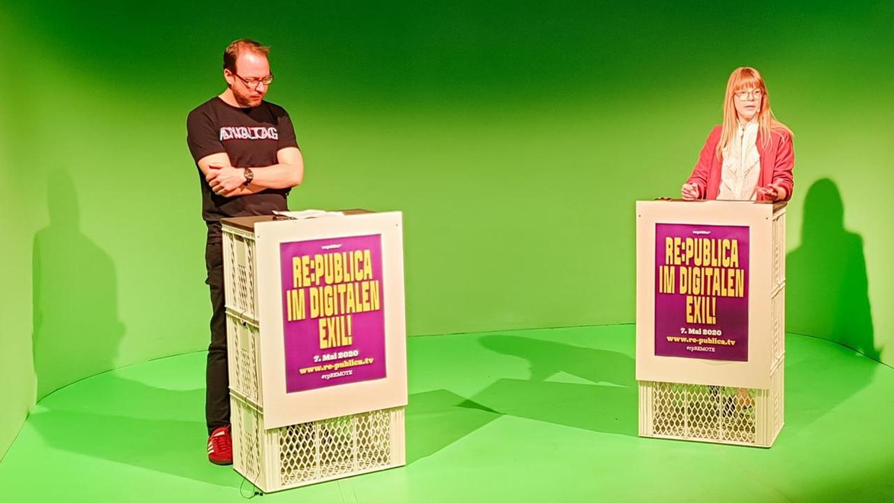 Markus Beckedahl und Alexandra Wolf vor einem Greenscreen