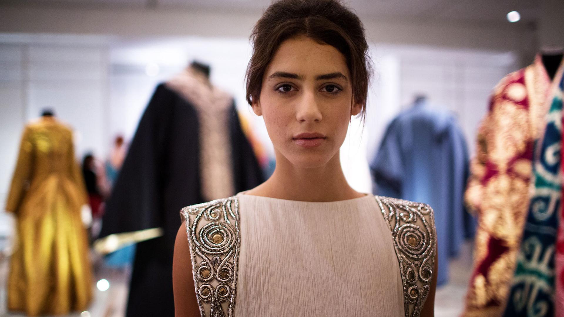 Ein Model präsentiert am 25.3.2014 eine Kreation des Labels Maskit während einer Modenschau im Israel-Museum in Jerusalem. Ein Model präsentiert am 25.3.2014 eine Kreation des Labels Maskit während einer Modenschau im Israel-Museum in Jerusalem.