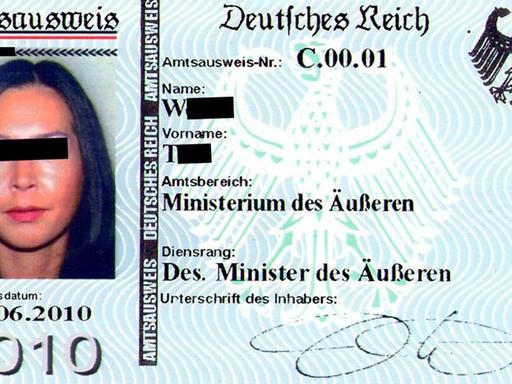 Ein selbst gebastelter Fantasie-Personalausweis einer Frau mit der Aufschrift Deutsches Reich aus dem Jahr 2010.