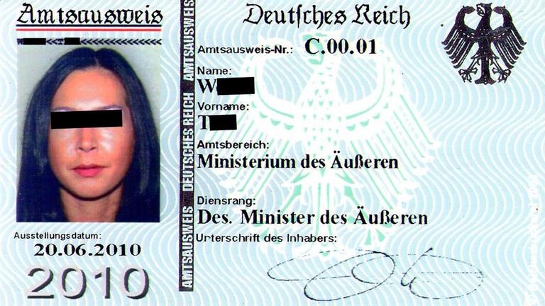 Ein selbstgebastelte Fantasie-Personalausweis einer Frau mit der Aufschrift Deutsches Reich aus dem Jahr 2010. 