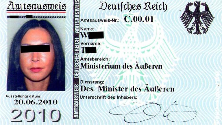 Ein selbst gebastelter Fantasie-Personalausweis einer Frau mit der Aufschrift "Deutsches Reich" aus dem Jahr 2010. Ein selbst gebastelter Fantasie-Personalausweis einer Frau mit der Aufschrift "Deutsches Reich" aus dem Jahr 2010.