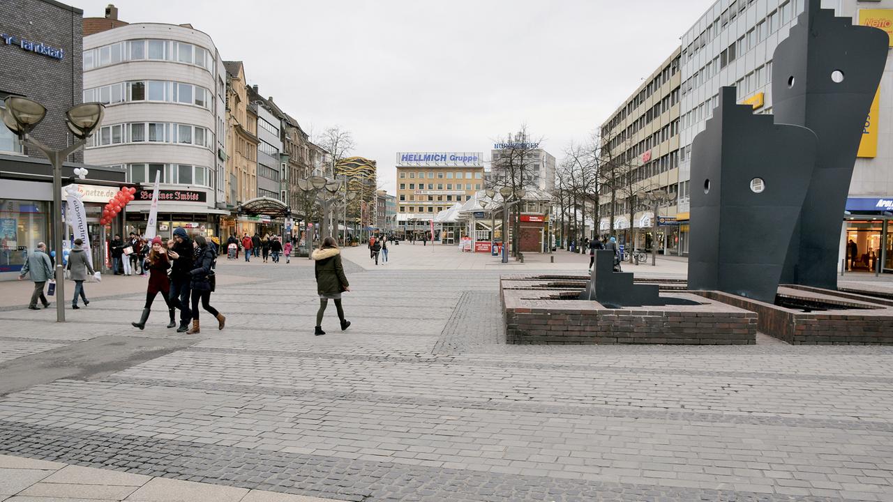 Die Aufnahme zeigt das Zentrum von Duisburg heute - und ist in der Langfrist-Foto-Ausstellung "Wege zur Metropole Ruhr - Heimat im Wandel" in Bochum zu sehen.