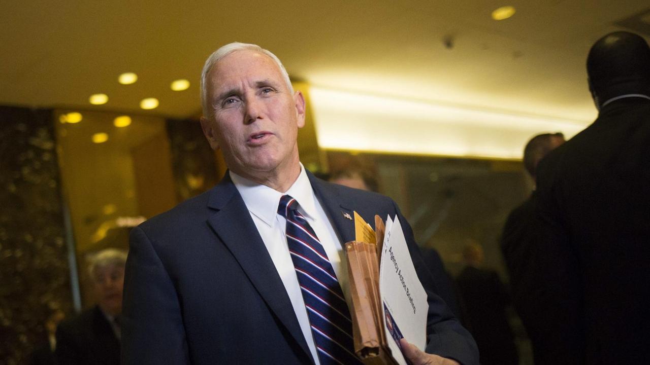 epa05636995 US Vice President-elect Mike Pence speaks to members of the media at Trump Tower in Manhattan, New York, USA, 18 November 2016. EPA/John Taggart / POOL | epa05636995 US Vice President-elect Mike Pence speaks to members of the media at Trump Tower in Manhattan, New York, USA, 18 November 2016. EPA/John Taggart / POOL |