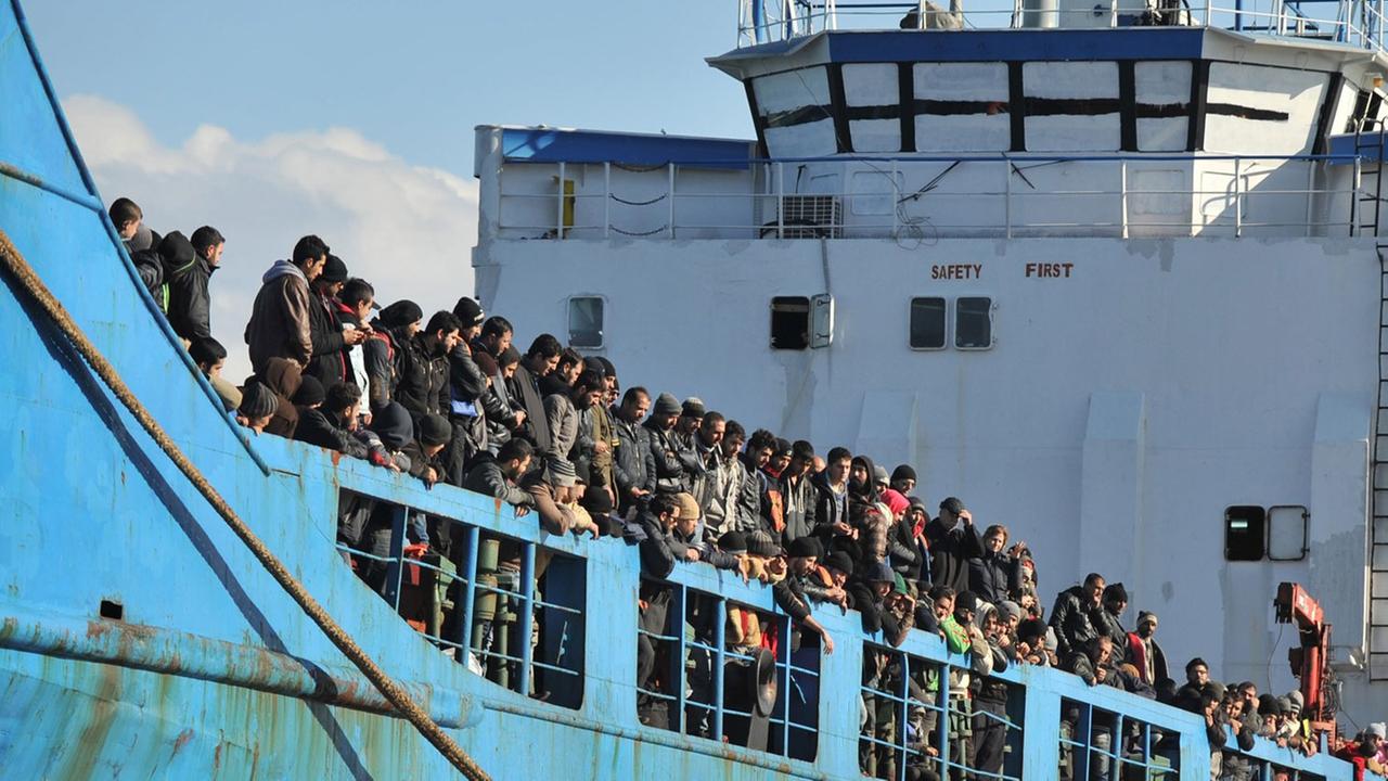 Ein Frachter mit mehreren Hundert Flüchtlingen legt im Hafen der kalabrischen Stadt Crotone an. Ein Frachter mit mehreren Hundert Flüchtlingen legt im Hafen der kalabrischen Stadt Crotone an.