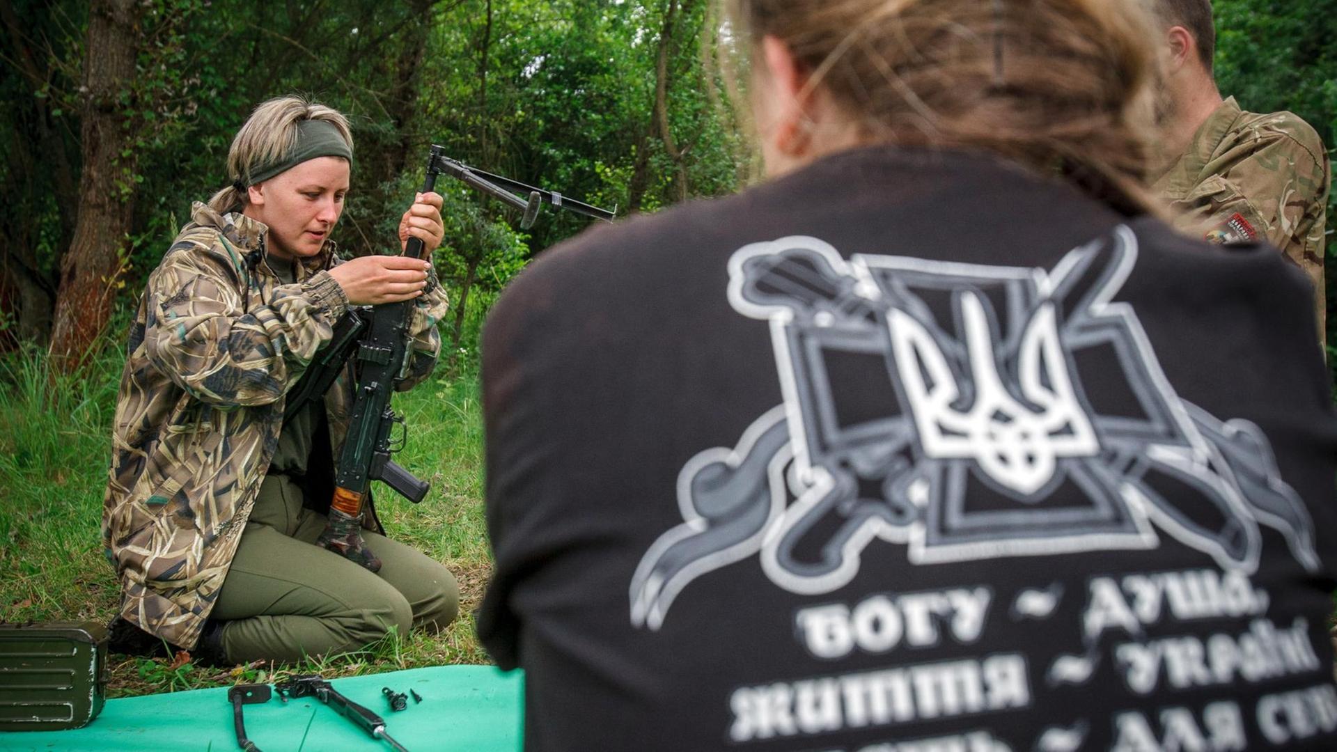Zwei Mitglieder des Rechten Sektors in der Nähe der Stadt Khust in der Ukraine. Zwei Mitglieder des Rechten Sektors in der Nähe der Stadt Khust in der Ukraine.