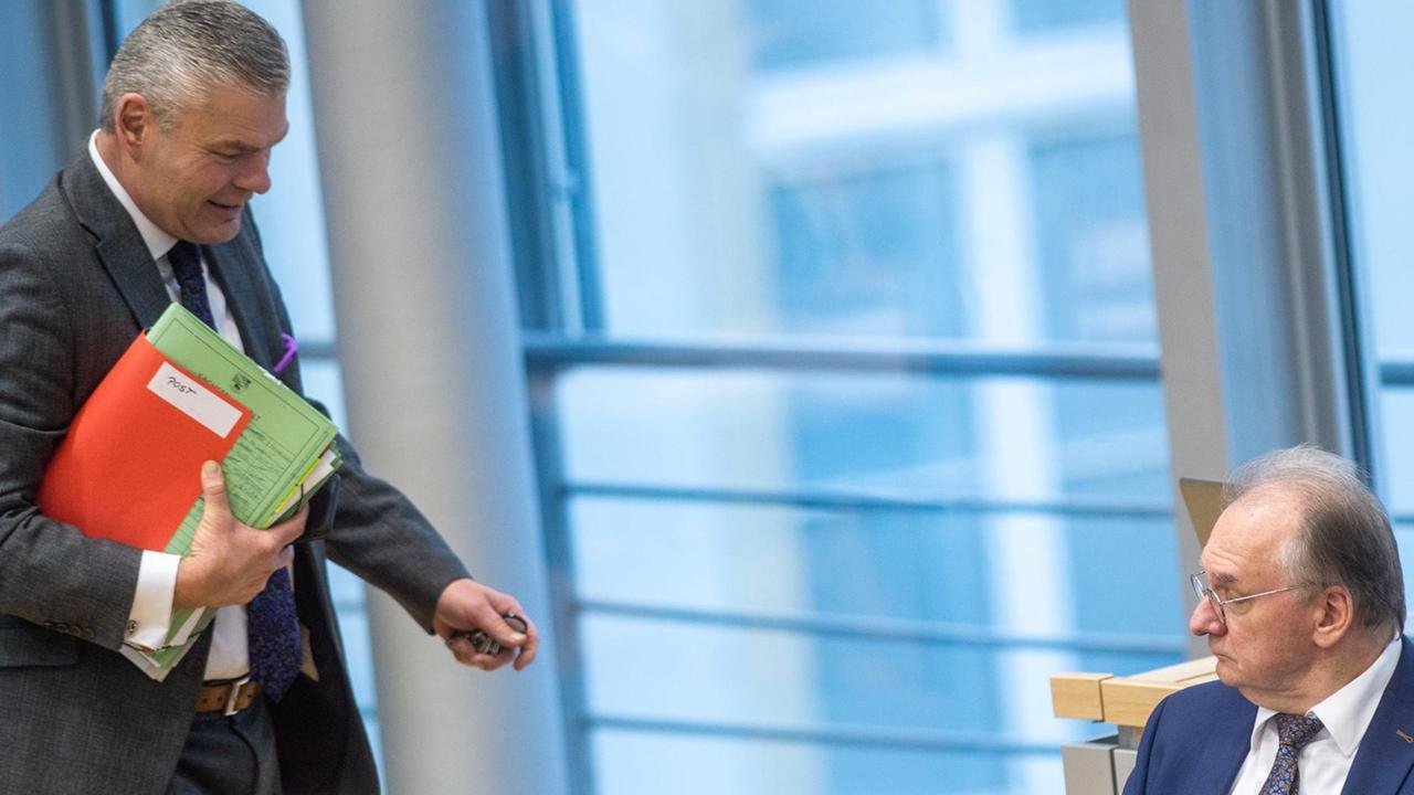Holger Stahlknecht (l, CDU), Innenminister des Landes Sachsen-Anhalt; geht im Plenarsaal des Landtages zur Regierungsbank, an der Reiner Haseloff (r, CDU), Ministerpräsident des Landes Sachsen-Anhalt; auf dem Platz des Europaministers sitzt. Die Abgeordneten kamen im Landtag zu ihrer 89. Sitzung zusammen. Holger Stahlknecht (l, CDU), Innenminister des Landes Sachsen-Anhalt; geht im Plenarsaal des Landtages zur Regierungsbank, an der Reiner Haseloff (r, CDU), Ministerpräsident des Landes Sachsen-Anhalt; auf dem Platz des Europaministers sitzt. Die Abgeordneten kamen im Landtag zu ihrer 89. Sitzung zusammen.