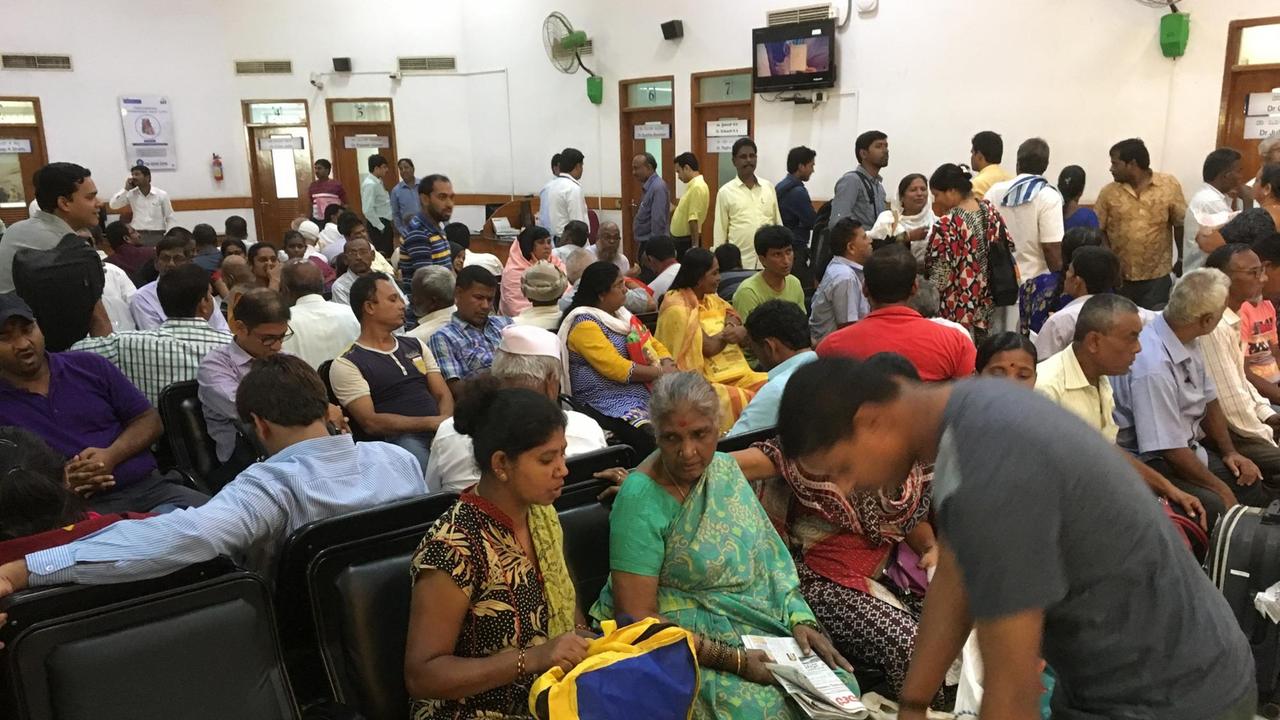 Im Foyer von Dr. Shettys Klinik warten Patienten auf eine Behandlung