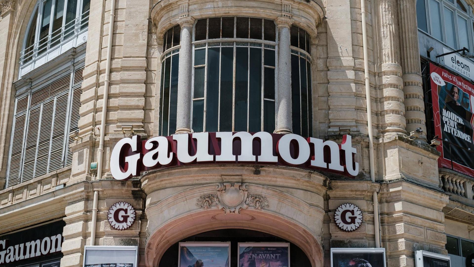 Die Front des Kinogebäudes Gaumont in Montpellier, Frankreich. In großer Leuchtschrift ist der Name des Kinos "Gaumont" zu lesen. FRANCE - CINEMA - FRONT OF GAUMONT CINEMA Facade of a Gaumont cinema. France, June 16, 2020. MONTPELLIER PROVENCE ALPES COTE D AZUR FRANCE PUBLICATIONxINxGERxSUIxAUTxONLY Copyright: xJean-BaptistexPrematx HLJBPREMAT1164641 Die Front des Kinogebäudes Gaumont in Montpellier, Frankreich. In großer Leuchtschrift ist der Name des Kinos "Gaumont" zu lesen. FRANCE - CINEMA - FRONT OF GAUMONT CINEMA Facade of a Gaumont cinema. France, June 16, 2020. MONTPELLIER PROVENCE ALPES COTE D AZUR FRANCE PUBLICATIONxINxGERxSUIxAUTxONLY Copyright: xJean-BaptistexPrematx HLJBPREMAT1164641