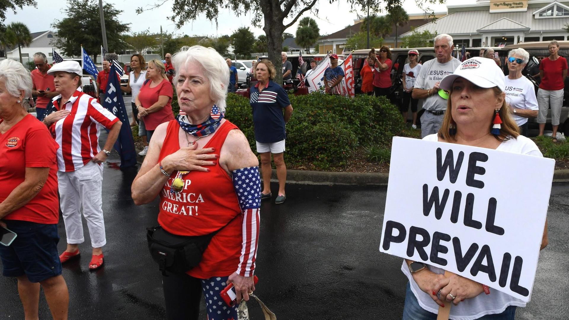 Trump-Anhänger in Florida rezitieren den Treueeid während einer Parade für Trump am 08.11.2020 Trump-Anhänger in Florida rezitieren den Treueeid während einer Parade für Trump am 08.11.2020
