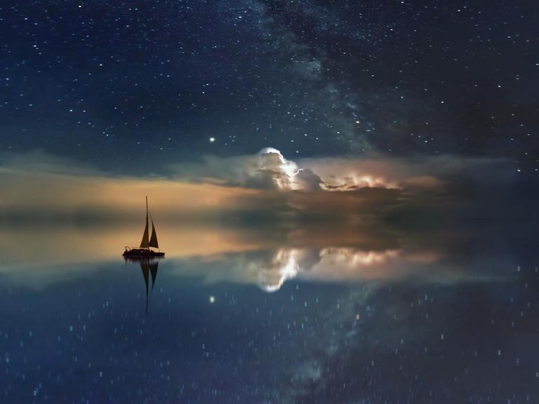 Das Bild zeigt ein Schiff, das in der Dämmerung einigen Wolken entgegenfährt. Der Sternenhimmel spiegelt sich im Wasser.