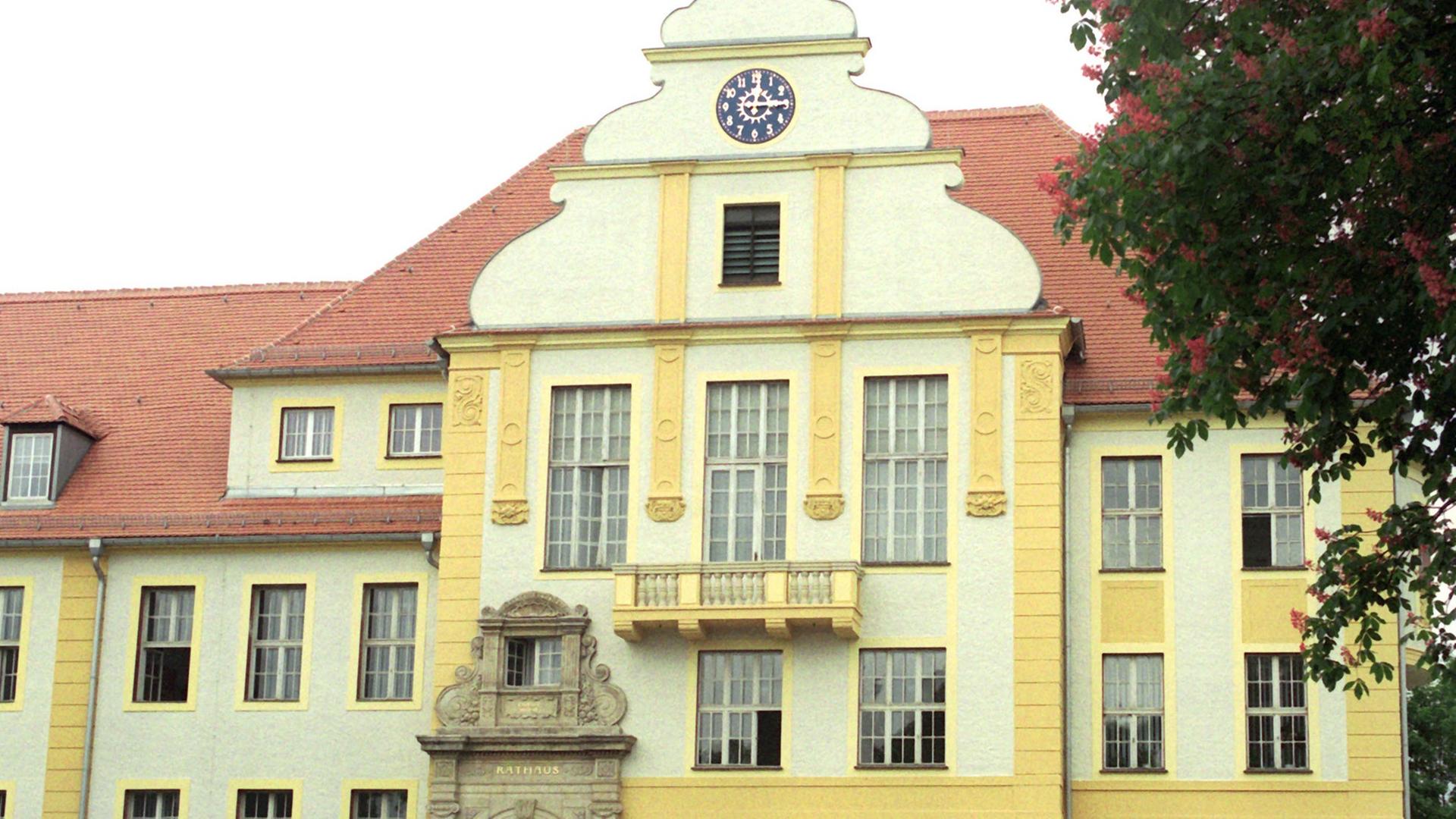 Das Rathaus von Weißwasser in der sächsischen Lausitz, einst die bedeutendste Glasmacherstadt der Lausitz und ein wichtiger DDR-Industriestandort