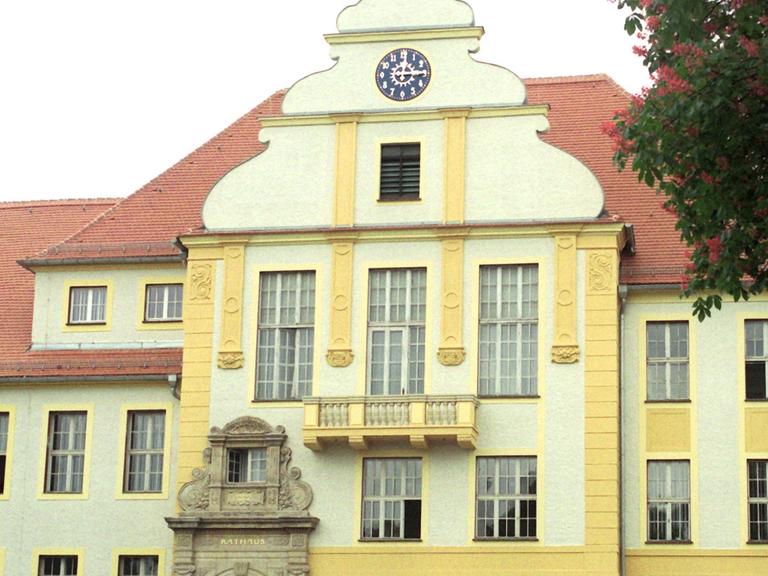 Das Rathaus von Weißwasser in der sächsischen Lausitz, einst die bedeutendste Glasmacherstadt der Lausitz und ein wichtiger DDR-Industriestandort