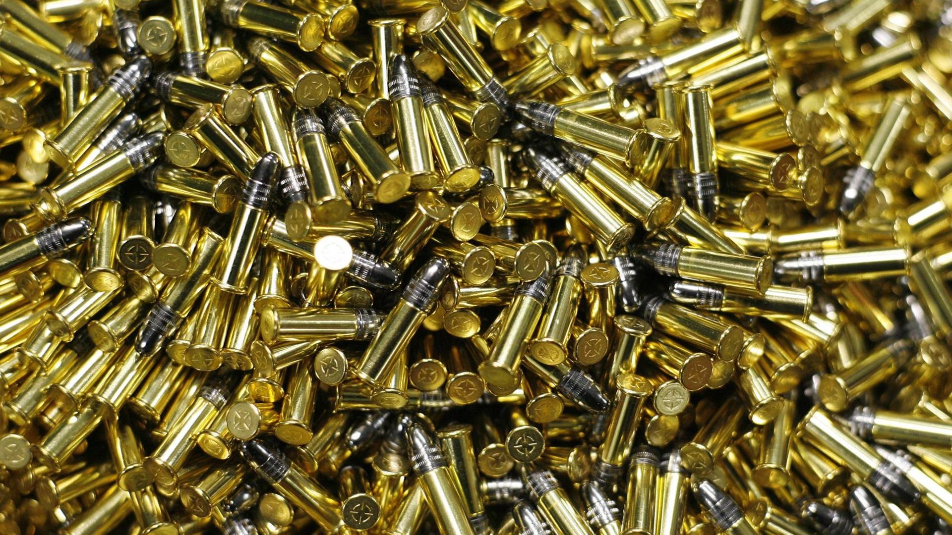 Wettkampfpatronen aus der Produktion der Lapua GmbH in Schönebeck (Salzlandkreis). Sportschützen, Biathleten und Jäger aus 60 Ländern schießen mit Schönebecker Munition. Seit 1829 wird in der Elbestadt Munition hergstellt. In der Kältekammer des Munitionsherstellers Lapua GmbH können Sportler aus der ganzen Welt ihre Waffen und Munitionen bei Temperaturen von bis zu minus 22 Grad aufeinander abstimmen. Wettkampfpatronen aus der Produktion der Lapua GmbH in Schönebeck (Salzlandkreis). Sportschützen, Biathleten und Jäger aus 60 Ländern schießen mit Schönebecker Munition. Seit 1829 wird in der Elbestadt Munition hergstellt. In der Kältekammer des Munitionsherstellers Lapua GmbH können Sportler aus der ganzen Welt ihre Waffen und Munitionen bei Temperaturen von bis zu minus 22 Grad aufeinander abstimmen.