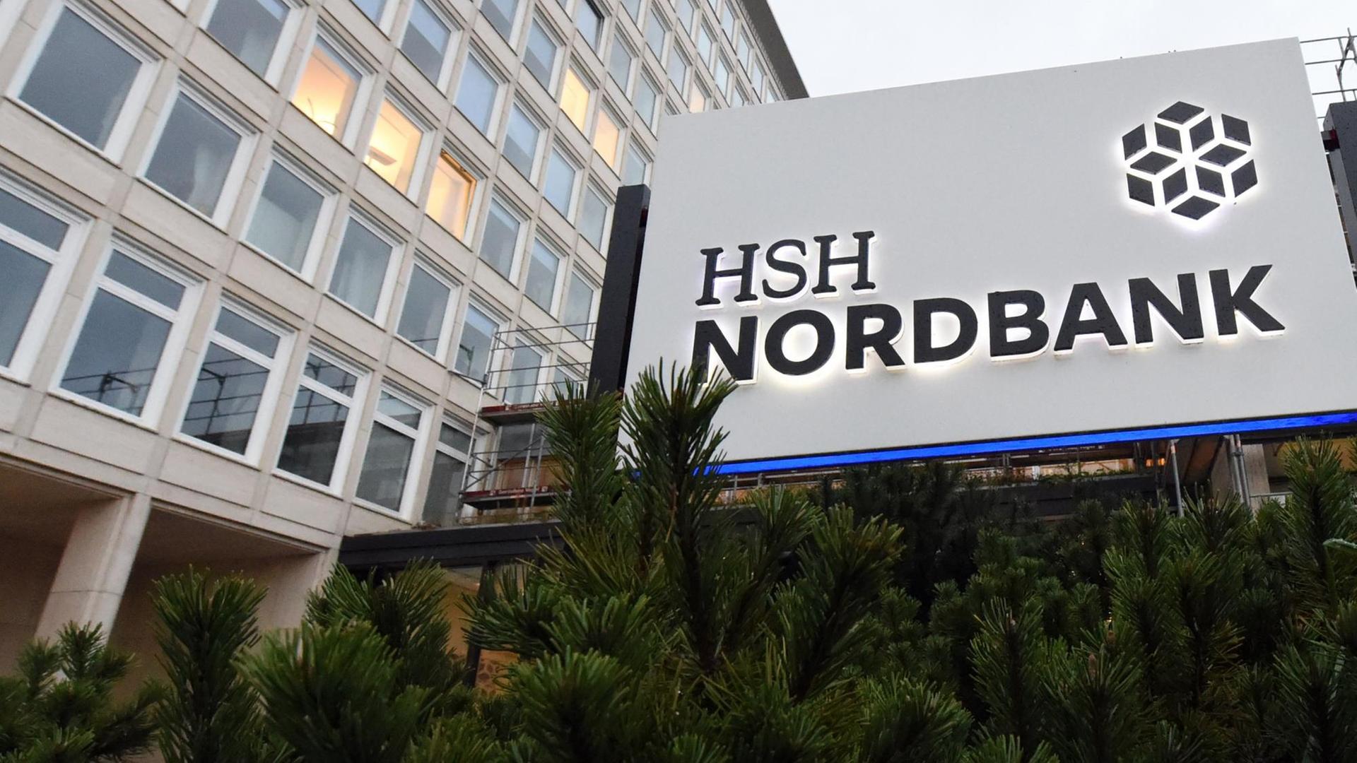 Das Firmenschild am Gebäude der HSH Nordbank in Kiel