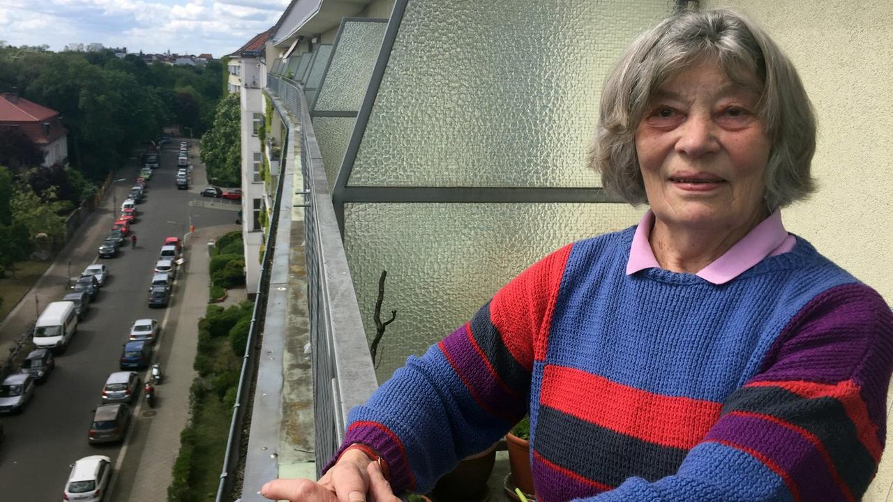 Christa Bittner auf ihrem Balkon. Während der Berlin-Blockade des 2. Weltkriegs war sie acht Jahre alt und lebte mit ihrer Mutter im Wedding.