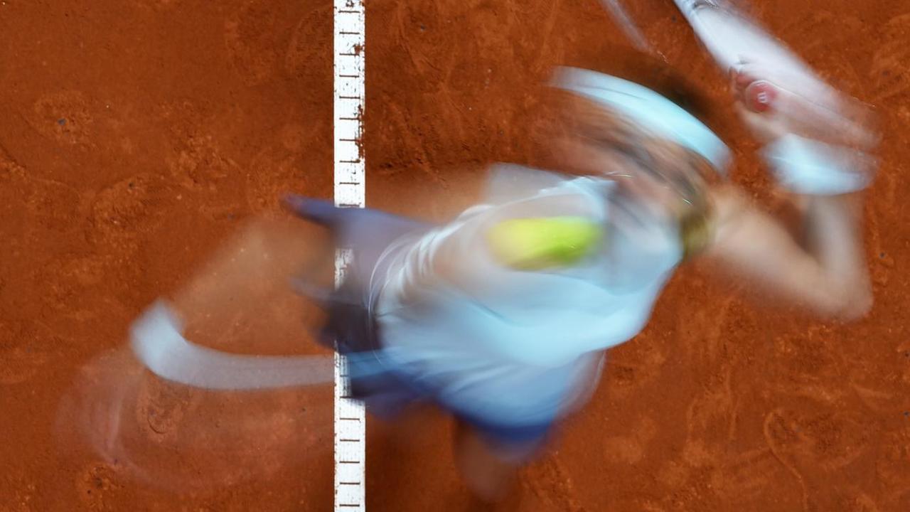 Verwischte Aufnahme eines Aufschlags beim Tennis Verwischte Aufnahme eines Aufschlags beim Tennis