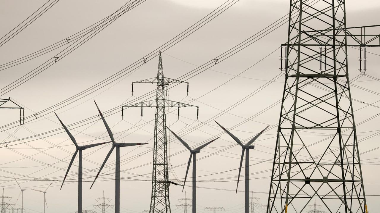 Windräder drehen sich hinter Hochspannungsleitungen bei Teutschenthal in Sachsen-Anhalt. Windräder drehen sich hinter Hochspannungsleitungen bei Teutschenthal in Sachsen-Anhalt.