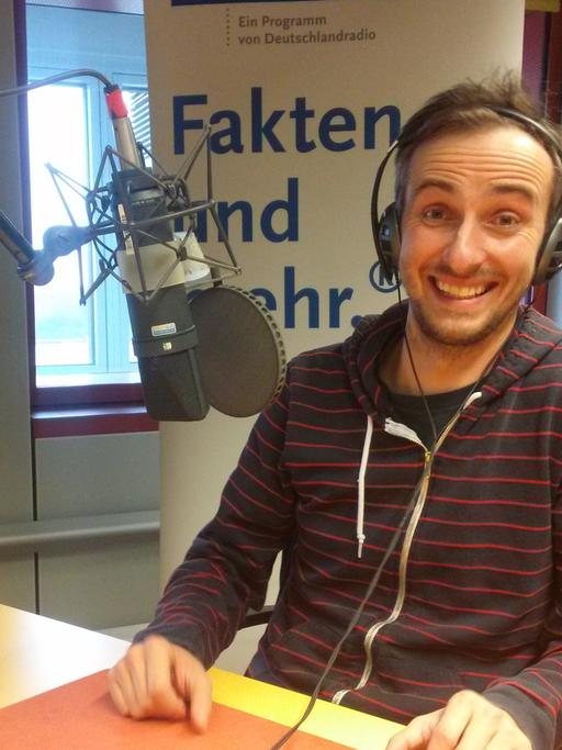 Moderator Jan Böhmermann beim Corsogespräch im Deutschlandfunk