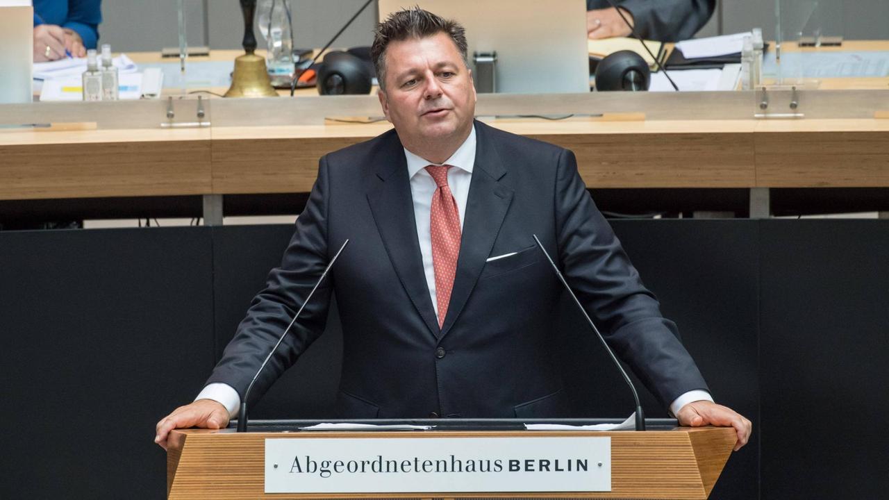 Andreas Geisel (SPD) steht im Berliner Abgeordnetenhaus bei einer Plenarsitzung am 20. August 2020 am Rednerpult.