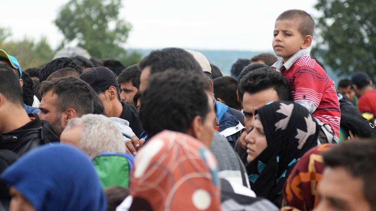 Flüchtlinge am Montag an der Grenze zwischen Ungarn und Österreich Flüchtlinge am Montag an der Grenze zwischen Ungarn und Österreich