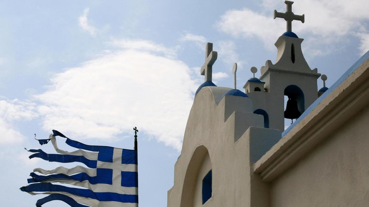 Die griechische Fahne im Wind Die griechische Fahne im Wind