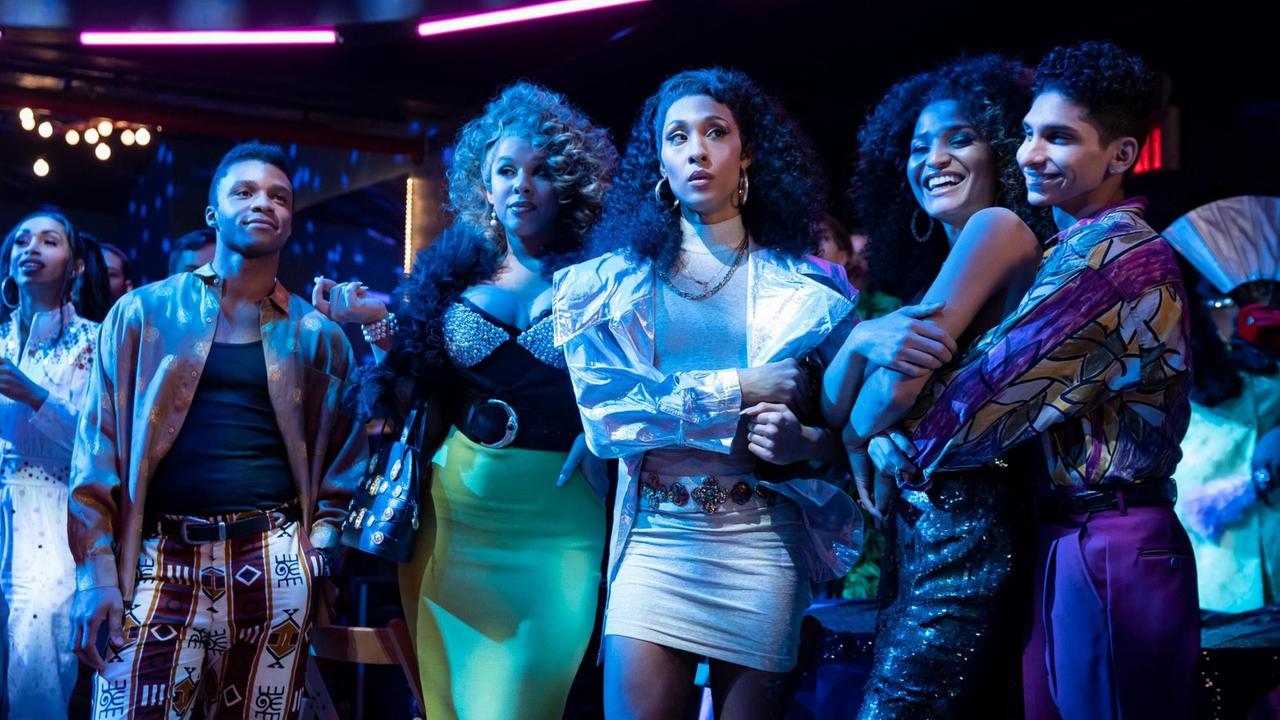 Szene aus der Serie "Pose": Fünf Personen of Color stehen, aufgebrezelt in Partyoutfits, nebeneinander in einem Club. Szene aus der Serie "Pose": Fünf Personen of Color stehen, aufgebrezelt in Partyoutfits, nebeneinander in einem Club.