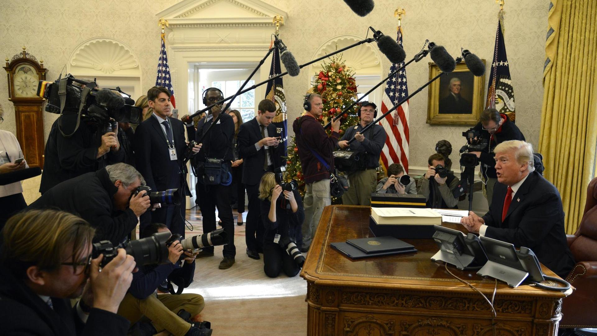 US-Präsident Donald Trump bei einer Pressekonferenz zur Steuerreform am 22.12.2017 US-Präsident Donald Trump bei einer Pressekonferenz zur Steuerreform am 22.12.2017